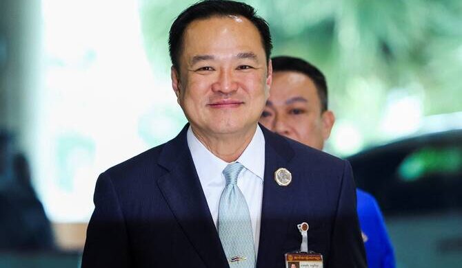 থাইল্যান্ডের প্রধানমন্ত্রী আনুটিন চার্নভিরাকুল।