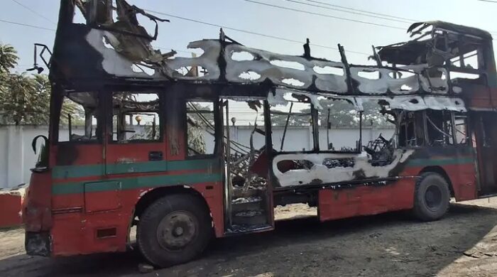 নোয়াখালীতে বিআরটিসির দুই বাসে আগুন