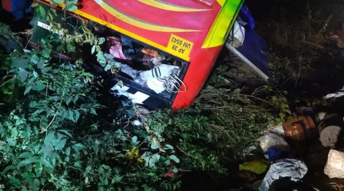 ভারতের বাস খাদে পড়ে নিহত ৯