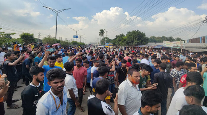 ঢাকা-ময়মনসিংহ মহাসড়ক অবরোধে শ্রমিক অসন্তোষ, চরম ভোগান্তি