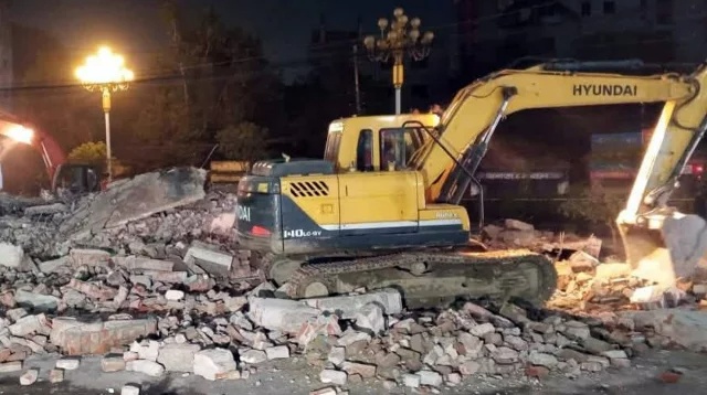 আওয়ামী লীগের রাজশাহী মহানগর অফিস গুড়িয়ে দিলো ছাত্র-জনতা