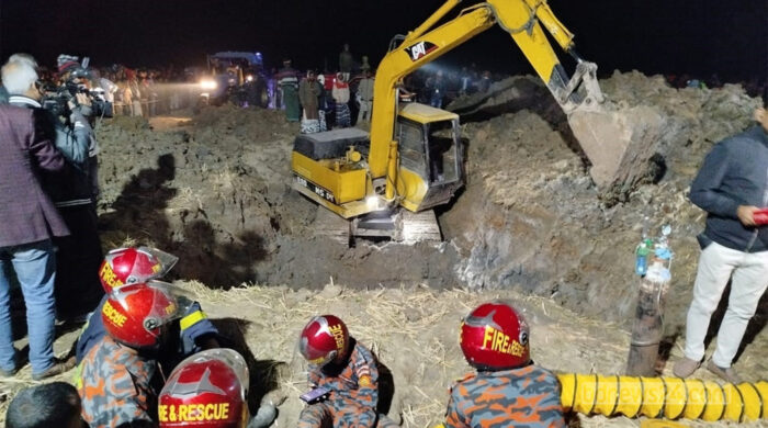 গভীর গর্তে আটকে শিশু সাজিদ, নতুন করে নামানো হচ্ছে ক্যামেরা