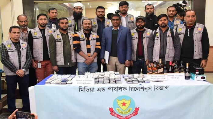 ঢাকায় আইফোন-মদ চাইনিজ গ্রেপ্তার