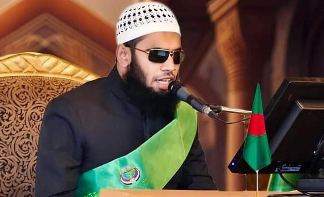 দাওরায়ে হাদিস পাস করে উমরাহর পথে দুই অন্ধ হাফেজ