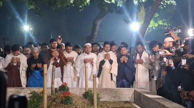 শহীদ হাদি ও নজরুলের কবর জিয়ারতে জকসুর নবনির্বাচিতরা