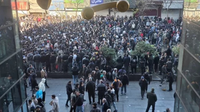 ইরানে জীবনযাত্রার ব্যয়ের প্রতিবাদে বিক্ষোভ, নিহত ৬