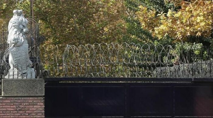 ইরানে ব্রিটিশ দূতাবাস বন্ধ ঘোষণা