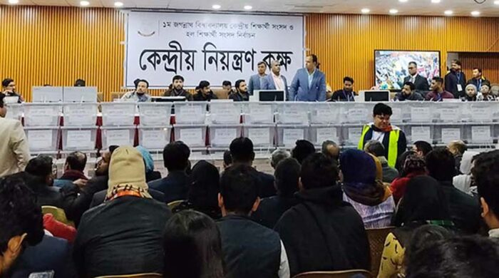 ১৮ কেন্দ্রের ফলে হাড্ডাহাড্ডি লড়াই, ভিপিতে ২৫ ভোটে এগিয়ে রাকিব