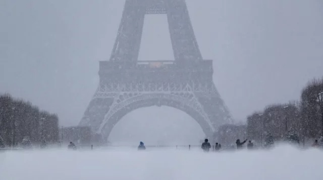 প্যারিসে তীব্র তুষারপাতে শতাধিক ফ্লাইট বাতিল