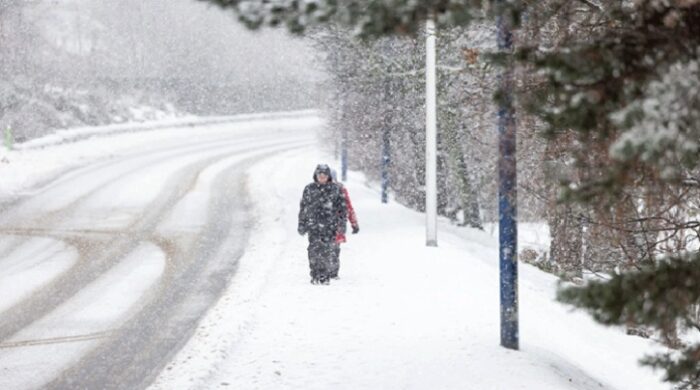 যুক্তরাজ্যে তীব্র ঝড়-তুষারপাতে ‘রেড অ্যালার্ট’