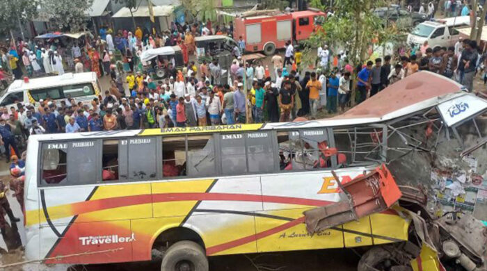 মাদারীপুরে সড়কে থেমে গেল পাঁচ শ্রমজীবী নারীর জীবনের পথ