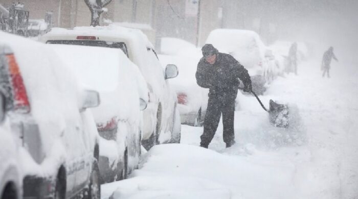 হিমশীতল দাপটে স্থবির যুক্তরাষ্ট্র, অন্ধকারে ১০ লাখ মানুষ