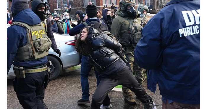 গুলিতে নিহত নাগরিক, উত্তাল মিনেসোটা: আইসিই সরাতে গভর্নরের আহ্বান