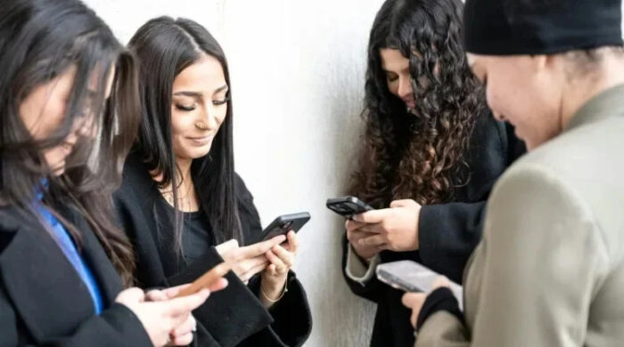 ১৫ বছরের নিচে সোশ্যাল মিডিয়া নিষিদ্ধে ফ্রান্সের ঐতিহাসিক বিল