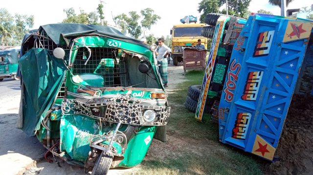 মীরসরাইয়ে ট্রাকের ধাক্কায় অটোরিকশা পুকুরে, নিহত ২