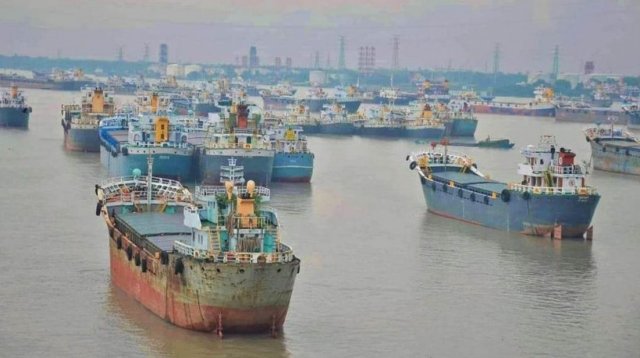 রমজান সামনে রেখে কর্ণফুলীতে ভাসমান গুদাম বন্ধে বন্দর অভিযান