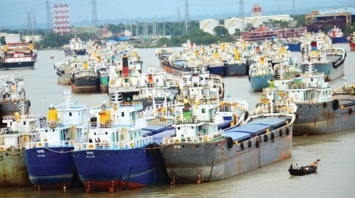 লাইটার জাহাজ সংকটে সাগরে ভাসছে ৪৬ জাহাজের ভোগ্যপণ্য