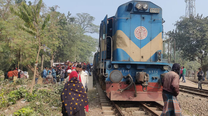 দিনাজপুরে বরেন্দ্র এক্সপ্রেসের ইঞ্জিন বিচ্ছিন্ন, ট্রেন ২ ঘণ্টা বন্ধ