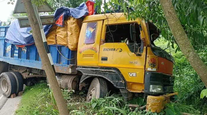 নওগাঁয় ডাম্প ট্রাকের ধাক্কায় ঝরল চার প্রাণ