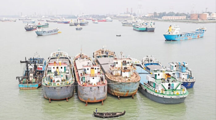 লাইটার জাহাজ সংকটে চট্টগ্রাম বন্দরে অচলাবস্থা