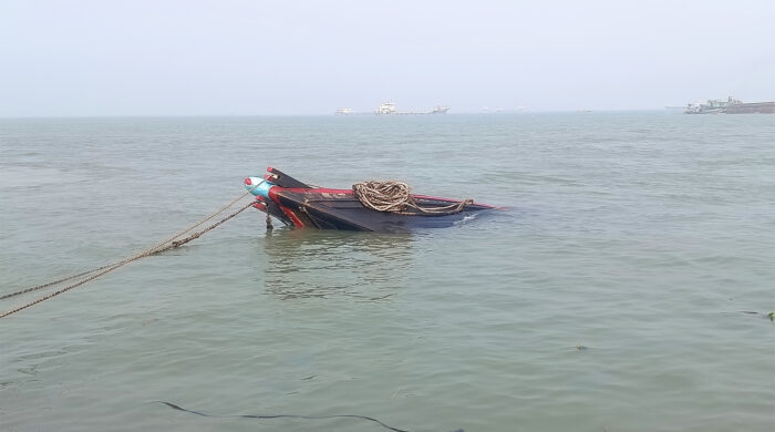 মেঘনায় লবণবাহী ট্রলার ডুবি, ৭ জন নিরাপদে উদ্ধার