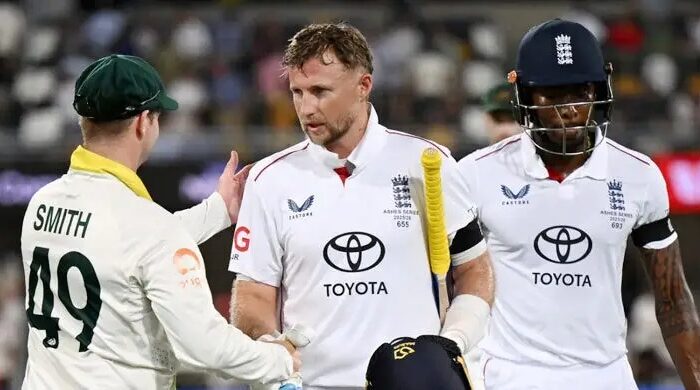 রুটের বীরত্বে ৩৮৪ রানে থামল ইংল্যান্ডের ইনিংস