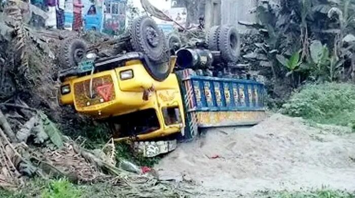 বালু ভর্তি ট্রাক উল্টে নিহত ৪