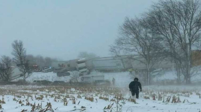 যুক্তরাষ্ট্রের মিশিগানে তুষারঝড়ে শতাধিক গাড়ির সংঘর্ষ