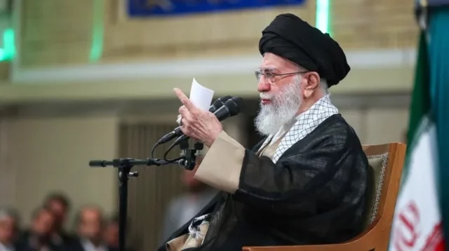 খামেনির মার্কিন যুদ্ধজাহাজ হুঁশিয়ারি