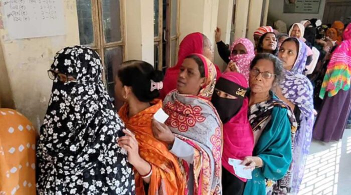 চট্টগ্রামে ভোট দিয়ে নারী ভোটারদের উচ্ছ্বাসে মুখরিত নগর