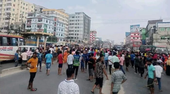 ভোট দিতে গাজীপুর থেকে পোশাককর্মীরা বাড়ির পথে