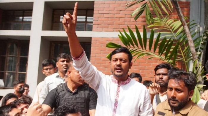 ত্রয়োদশ জাতীয় সংসদ নির্বাচনের উত্তেজনা রাজধানীর ঢাকা-৮ আসনে চোখে পড়ার মতো।