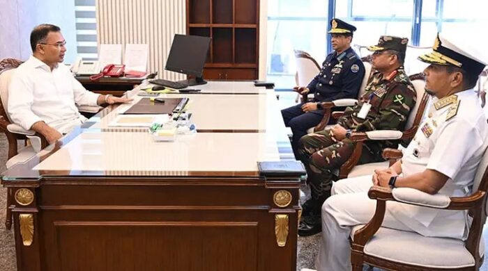 প্রধানমন্ত্রীর সঙ্গে তিন বাহিনীপ্রধানদের সাক্ষাৎ