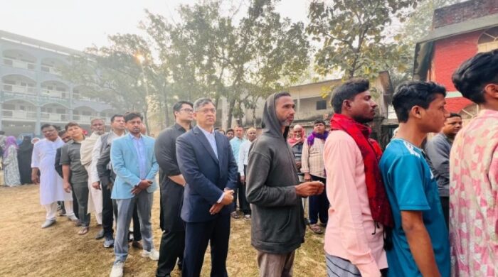 লাইনে দাঁড়িয়ে ভোট দিলেন সালাহউদ্দিন