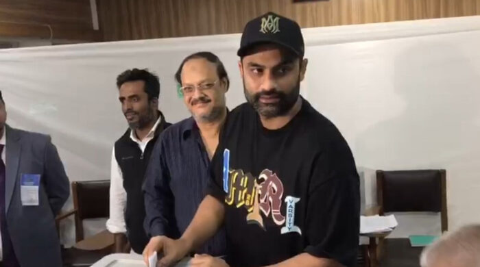 জীবনের প্রথম ভোট দিলেন তামিম ইকবাল, দেখলেন উৎসবমুখর পরিবেশ