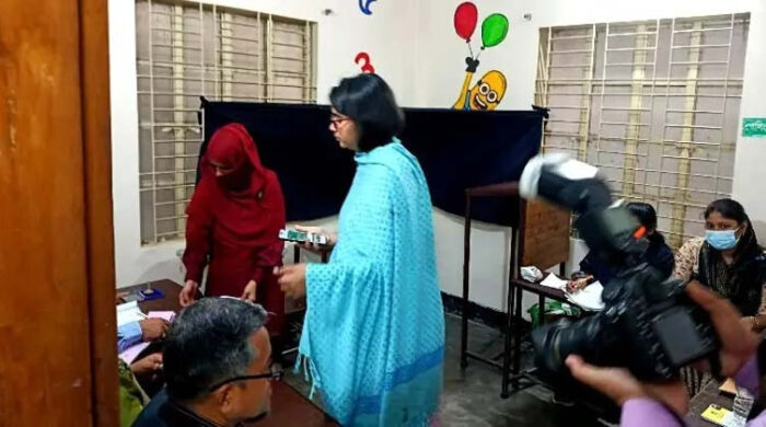 ঢাকা-৯ এ নারী ভোটারের উৎসবমুখর ভিড়