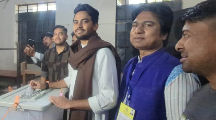 ভোট দিয়েছেন আসিফ মাহমুদ সজিব ভূঁইয়া
