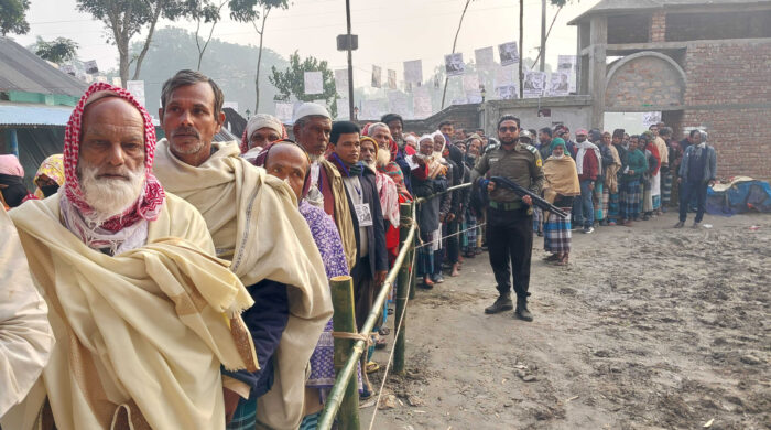 বেলা বাড়ার সঙ্গে সঙ্গে লম্বা হচ্ছে ভোটারের লাইন