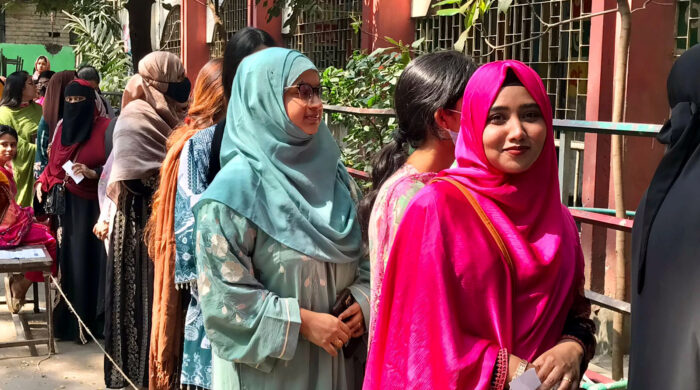 ঘড়ির কাঁটা তখনও সাতটা পেরোয়নি। হালকা শীতের বাতাস ছড়িয়ে পড়েছে শহরের রাস্তায়। সূর্যের আলোর উষ্ণতা ছায়াপথে ছড়িয়ে পড়ছে, যেন আজকের দিনটিকে বিশেষ করে তুলেছে।