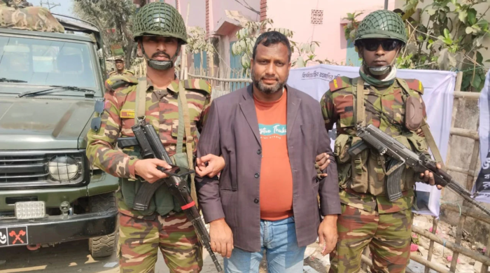 কেন্দ্রের বাইরে অর্থ বিতরণের অভিযোগে আটক