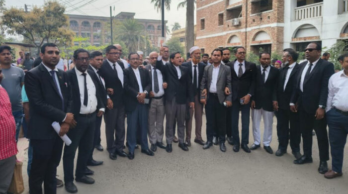 ইউনুছের জামিনে বিক্ষোভ, আদালত বর্জন