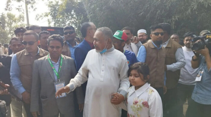 মা-বাবার কবর জিয়ারত শেষে ভোট দিলেন জামায়াত নেতা ডা. তাহের