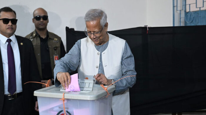 ত্রয়োদশ জাতীয় সংসদ নির্বাচন ও রাষ্ট্রীয় সংস্কারসংক্রান্ত গণভোটে নিজের ভোটাধিকার প্রয়োগ করেছেন অন্তর্বর্তী সরকারের প্রধান উপদেষ্টা প্রফেসর ড. মুহাম্মদ ইউনূস।