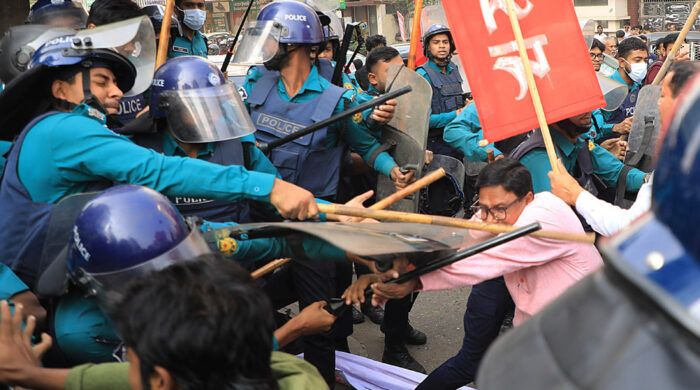যমুনার সামনে পুলিশের সঙ্গে সরকারি কর্মচারীদের সংঘর্ষ