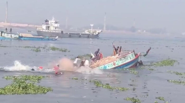 ধলেশ্বরী নদীতে ইটবোঝাই বাল্কহেড ডুবি