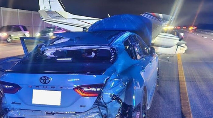 যুক্তরাষ্ট্রে মহাসড়কে জরুরি অবতরণে বিমান ধাক্কা