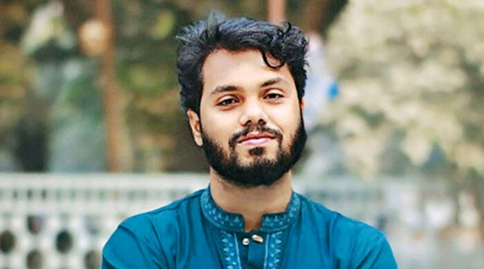 হাদির পরিবারকে রাষ্ট্রের সম্মান: প্রধান উপদেষ্টার হাতে ফ্ল্যাটের দলিল