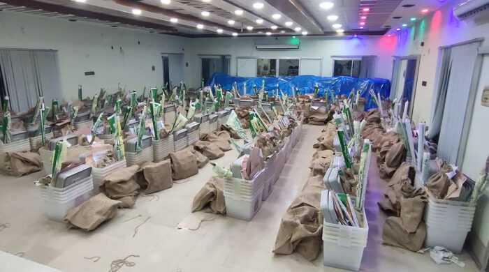 কেন্দ্রে কেন্দ্রে পৌঁছাচ্ছে ভোটের সরঞ্জাম