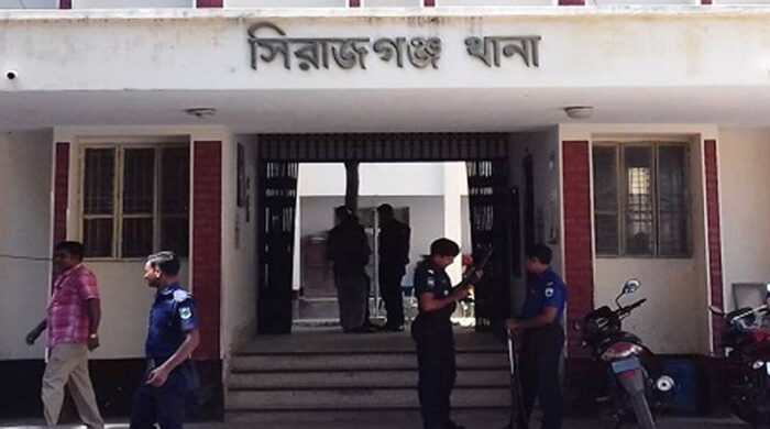 সিরাজগঞ্জে বাসচাপায় গৃহবধূ নিহত, সড়ক অবরোধে উত্তেজনা