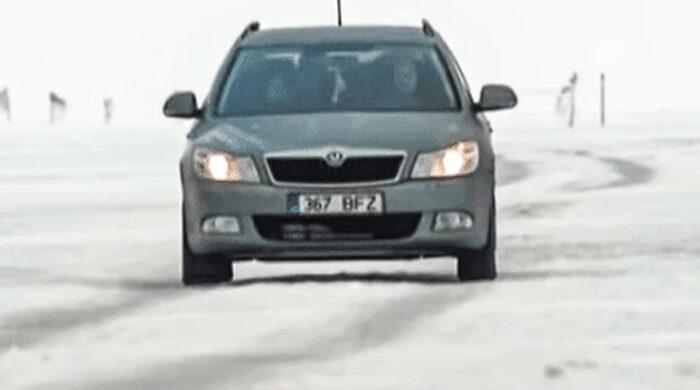 বরফের সমুদ্রেই গাড়ি চলাচল, বিস্ময় এস্তোনিয়ায়